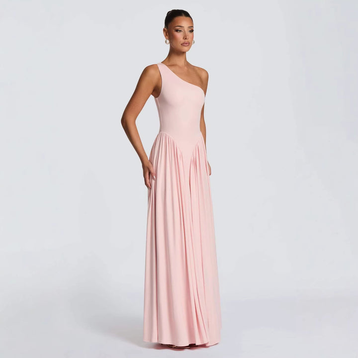 Kvinnor Elegant Asymmetrisk Maxi Klänning med Flödande Kjol och Fina Drapering Detaljer Mirla-Eva Jonsson