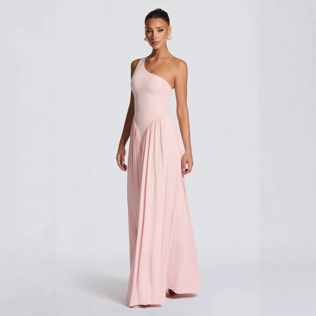 Kvinnor Elegant Asymmetrisk Maxi Klänning med Flödande Kjol och Fina Drapering Detaljer Mirla-Eva Jonsson