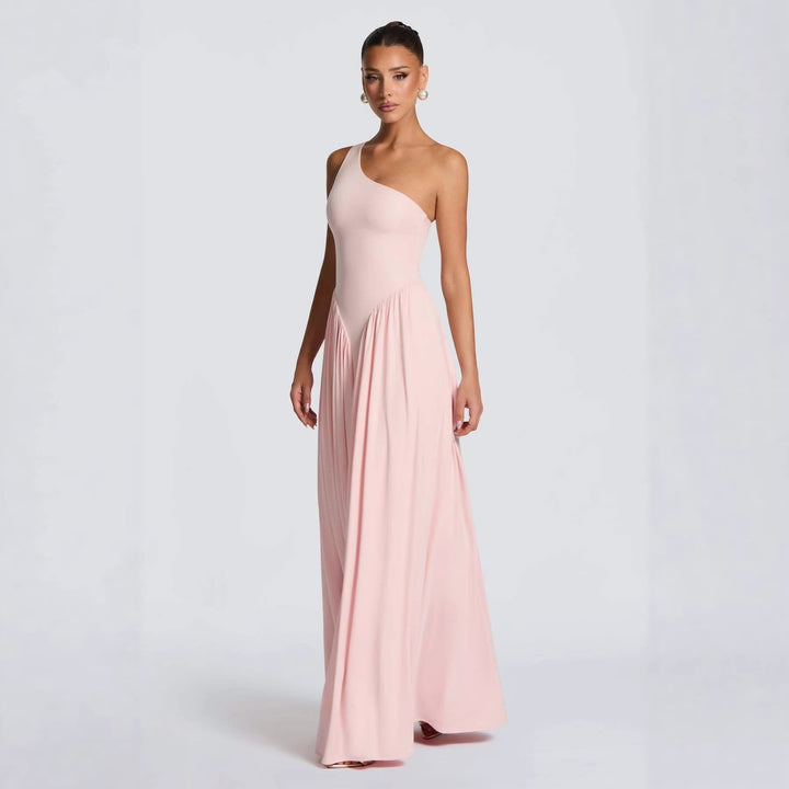 Kvinnor Elegant Asymmetrisk Maxi Klänning med Flödande Kjol och Fina Drapering Detaljer Mirla-Eva Jonsson