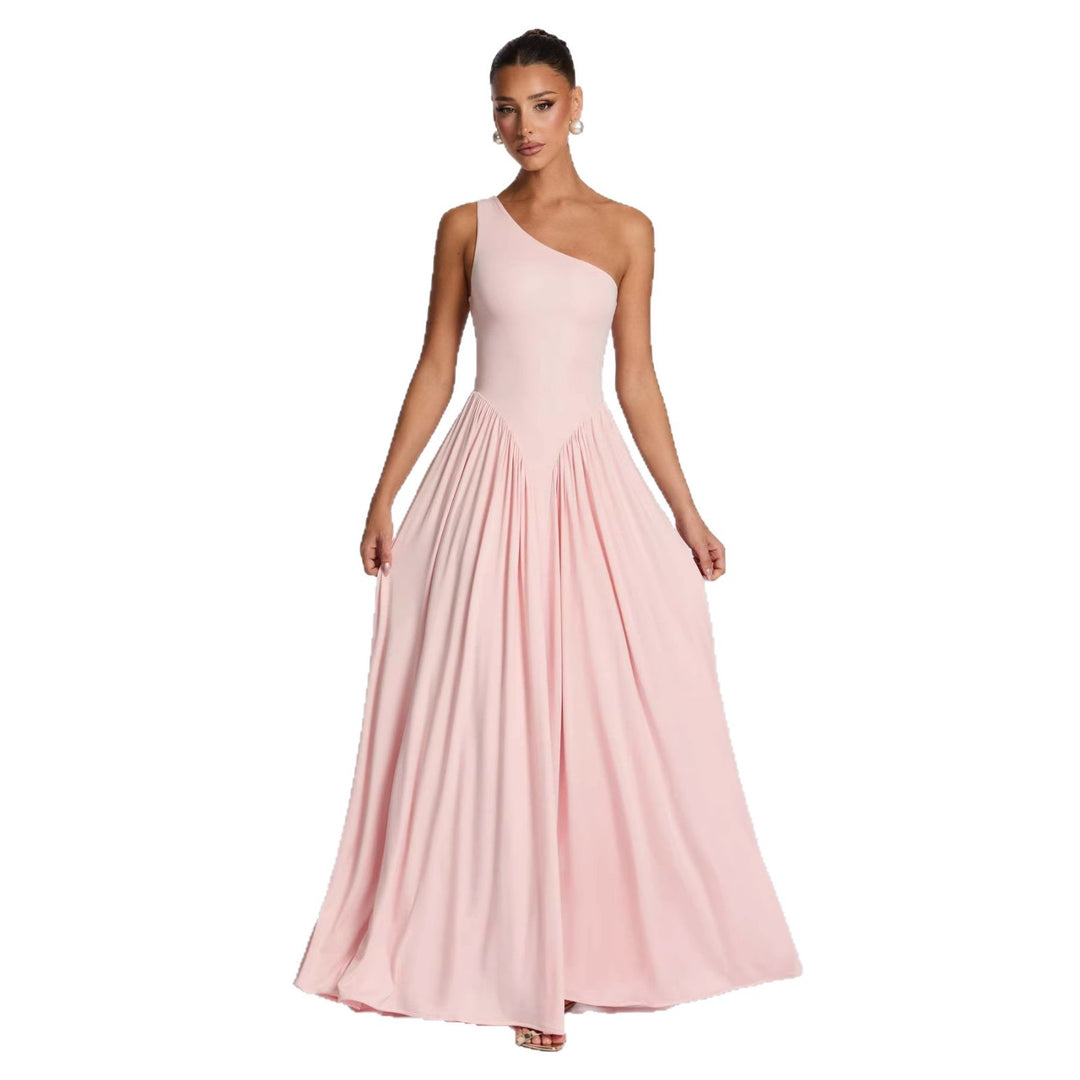 Kvinnor Elegant Asymmetrisk Maxi Klänning med Flödande Kjol och Fina Drapering Detaljer Mirla-Eva Jonsson