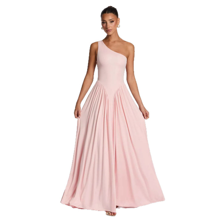 Kvinnor Elegant Asymmetrisk Maxi Klänning med Flödande Kjol och Fina Drapering Detaljer Mirla-Eva Jonsson