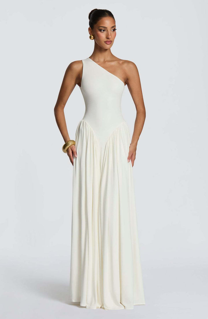 Kvinnor Elegant Asymmetrisk Maxi Klänning med Flödande Kjol och Fina Drapering Detaljer Mirla-Eva Jonsson