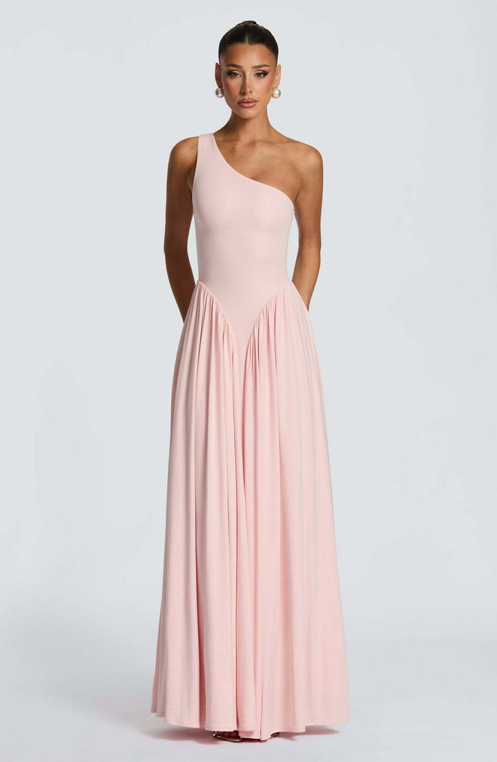 Kvinnor Elegant Asymmetrisk Maxi Klänning med Flödande Kjol och Fina Drapering Detaljer Mirla-Eva Jonsson