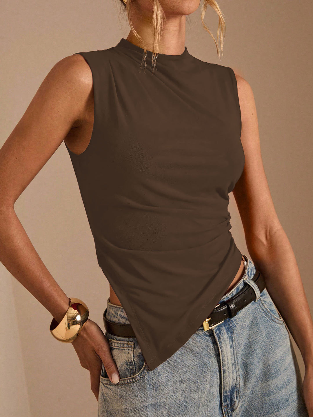 Kvinnor Elegant Asymmetrisk Topp med Hög Krage och Drapering Mirla-Eva Jonsson