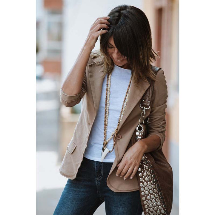 Kvinnor Elegant Blazer med Strukturella Detaljer och Slim-Fit Klipp Mirla-Eva Jonsson