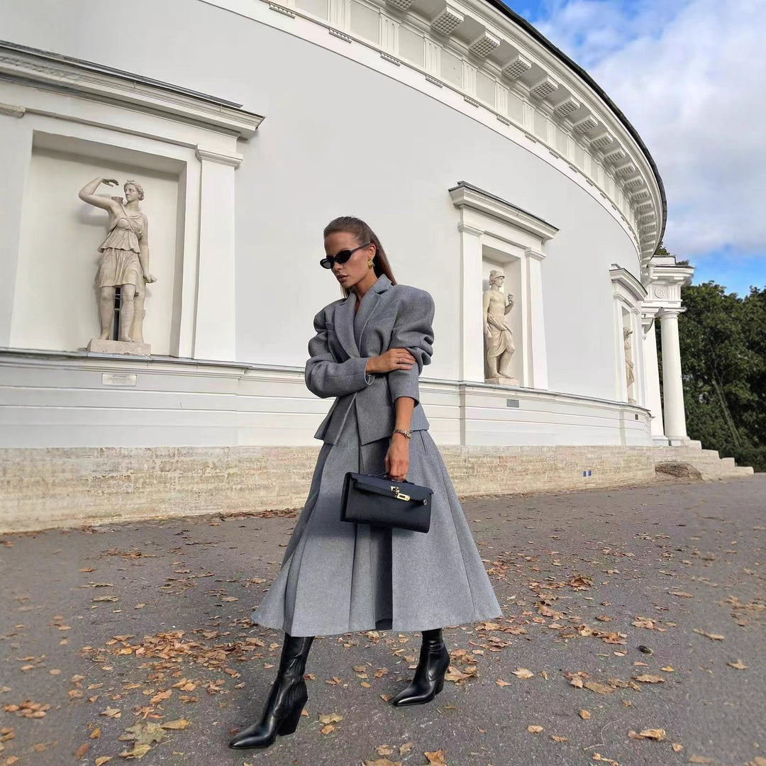 Kvinnor Elegant Blazer och Kjol Set gjort av högkvalitativt tyg Mirla-Eva Jonsson