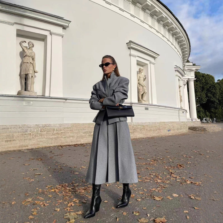 Kvinnor Elegant Blazer och Kjol Set gjort av högkvalitativt tyg Mirla-Eva Jonsson