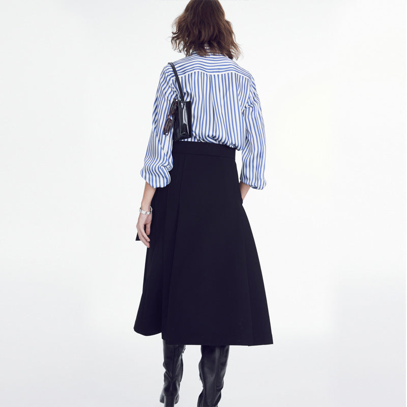 Kvinnor Elegant Blus med Fina Ränder och Modernt Knäppning Placket Mirla-Eva Jonsson