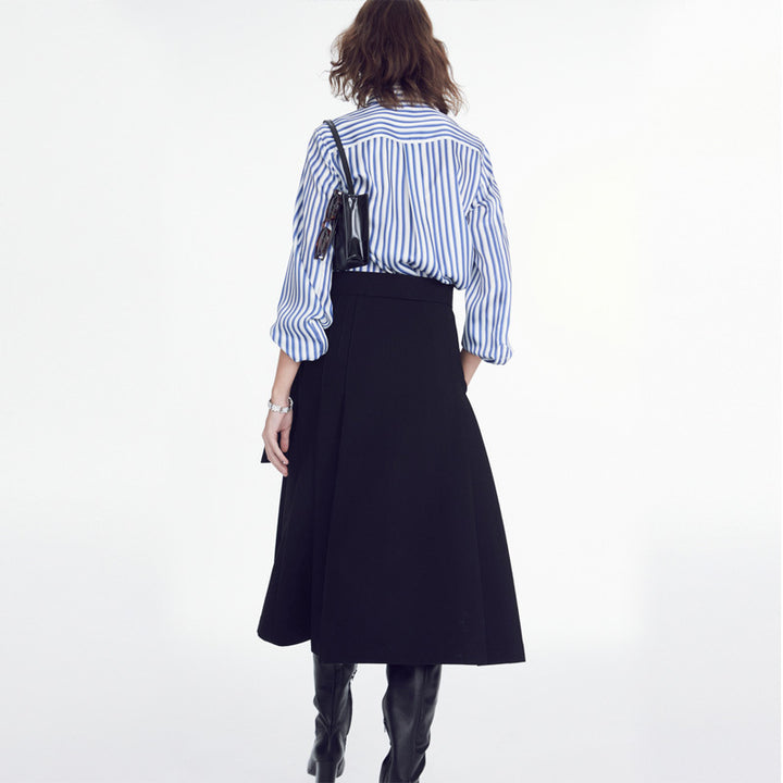 Kvinnor Elegant Blus med Fina Ränder och Modernt Knäppning Placket Mirla-Eva Jonsson