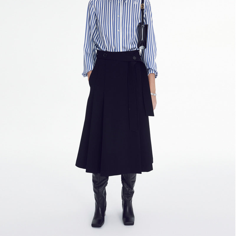 Kvinnor Elegant Blus med Fina Ränder och Modernt Knäppning Placket Mirla-Eva Jonsson