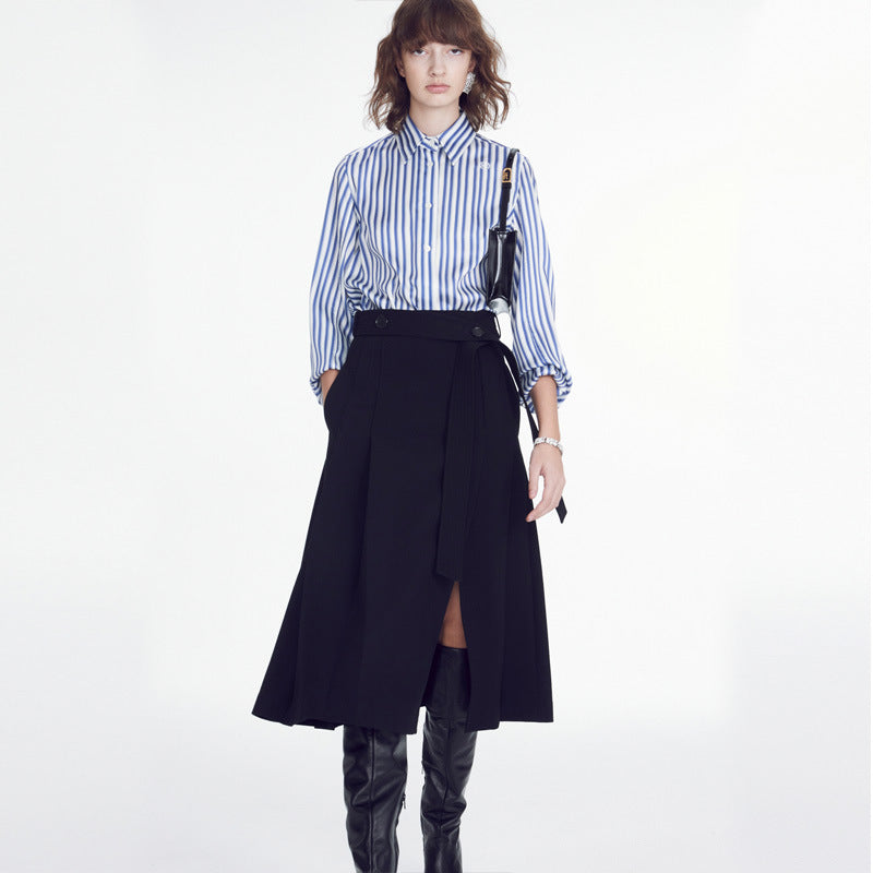 Kvinnor Elegant Blus med Fina Ränder och Modernt Knäppning Placket Mirla-Eva Jonsson