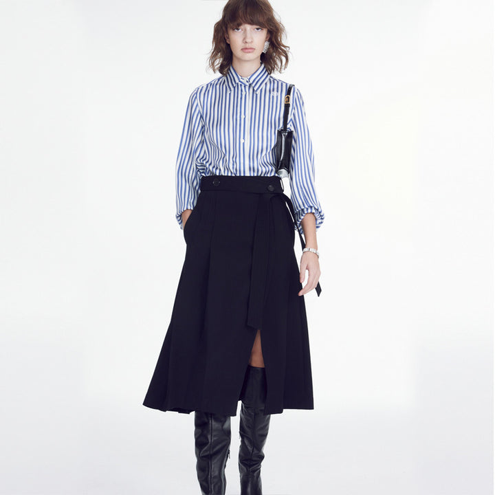 Kvinnor Elegant Blus med Fina Ränder och Modernt Knäppning Placket Mirla-Eva Jonsson