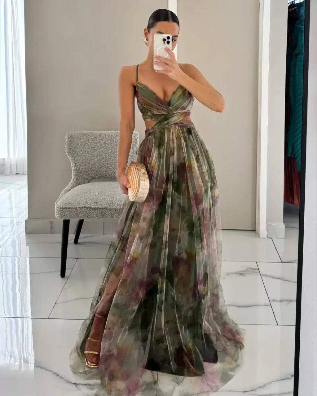 Kvinnor Elegant Bröllopsklänning med Flödande Chiffon och Utskurna Detaljer Mirla-Eva Jonsson