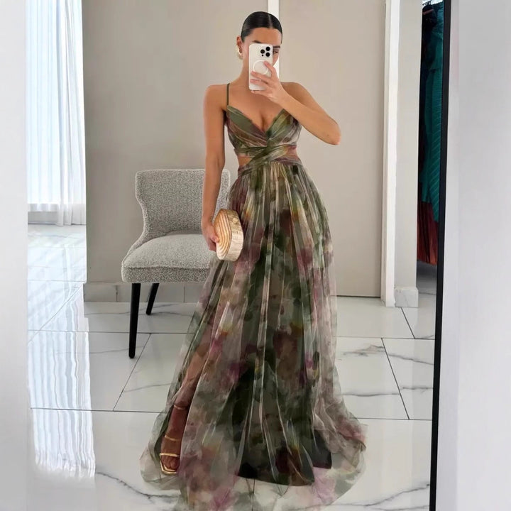 Kvinnor Elegant Bröllopsklänning med Flödande Chiffon och Utskurna Detaljer Mirla-Eva Jonsson