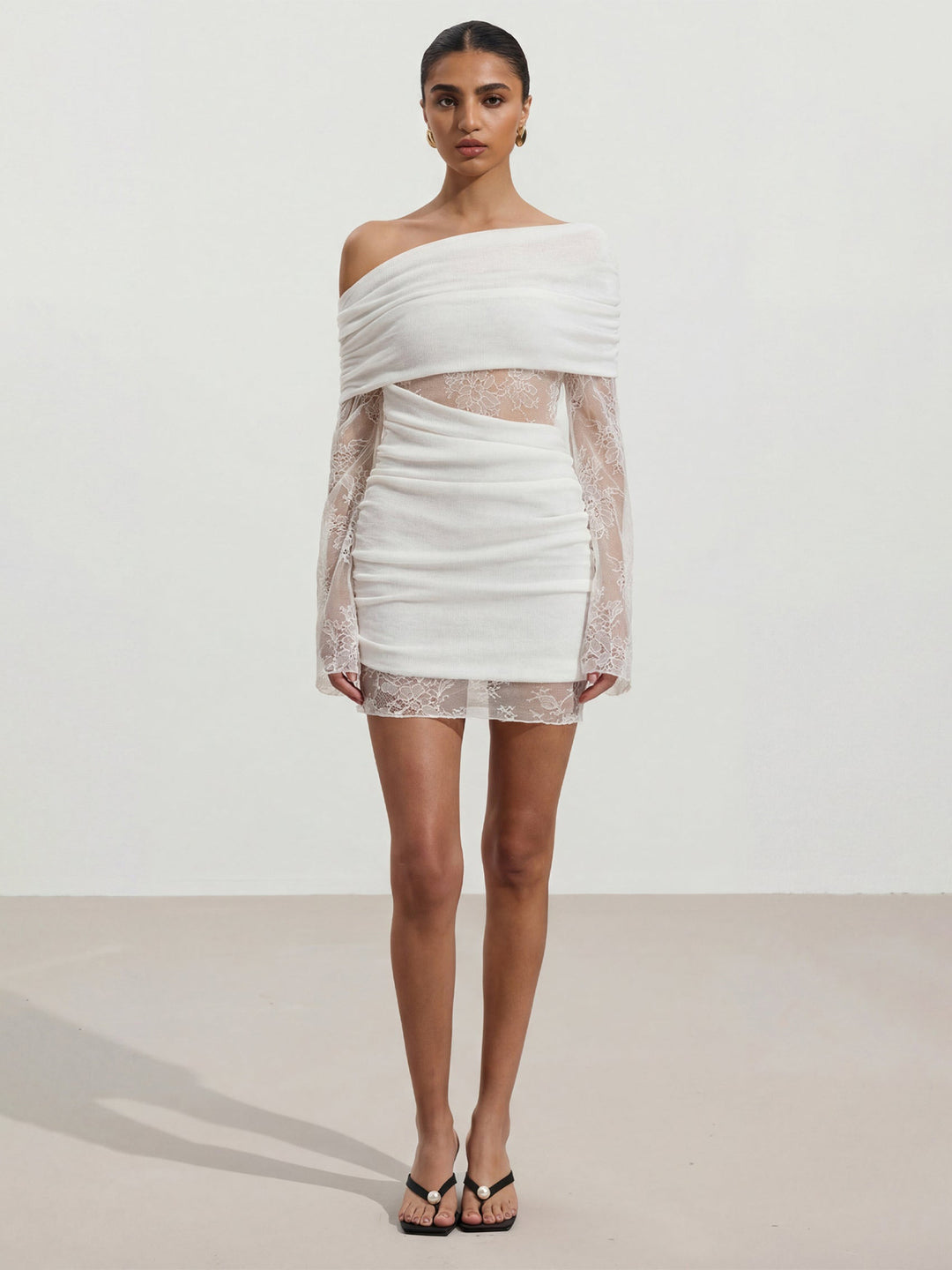 Kvinnor Elegant Chiffon Mini Klänning med Fina Spetsärmar och Off-the-Shoulder Design Mirla-Eva Jonsson