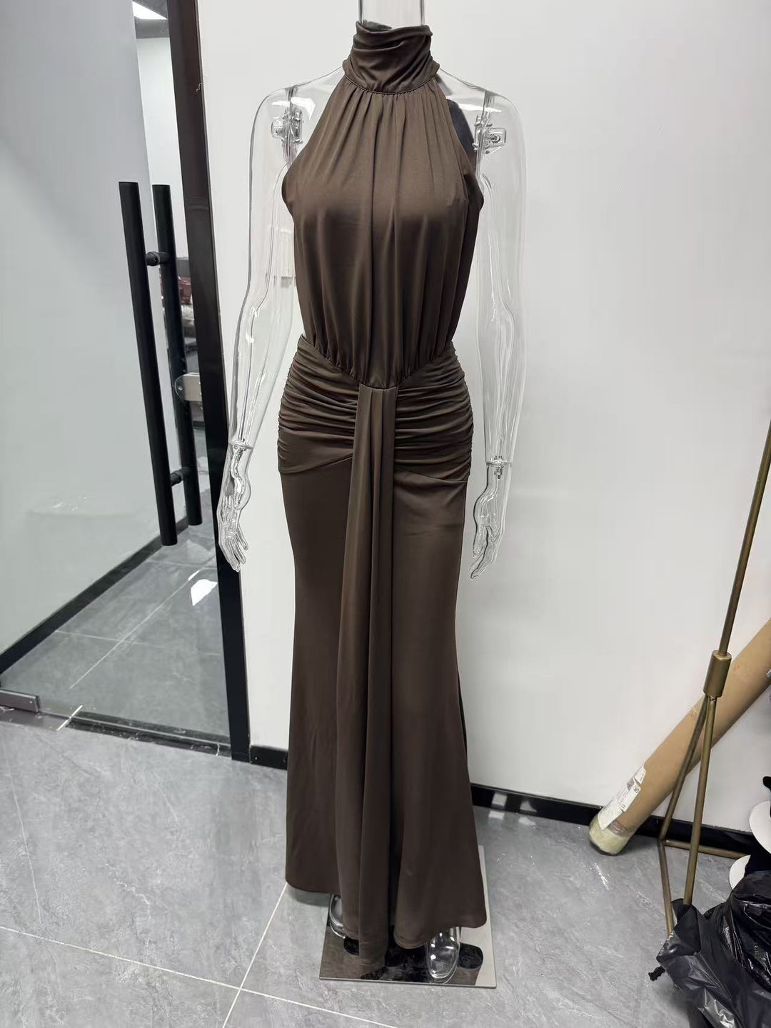 Kvinnor Elegant Draperat Evening Dress med djup ryggöppning och figurnära snitt Mirla-Eva Jonsson