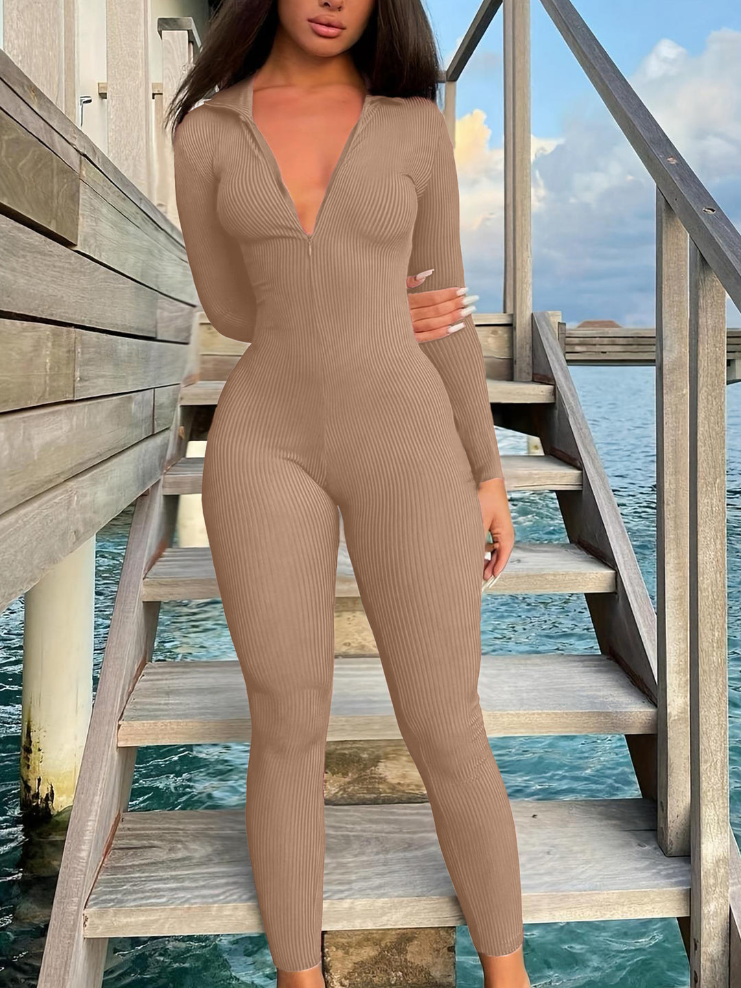 Kvinnor Elegant Jumpsuit med V-ringning och lång ärm Mirla-Eva Jonsson