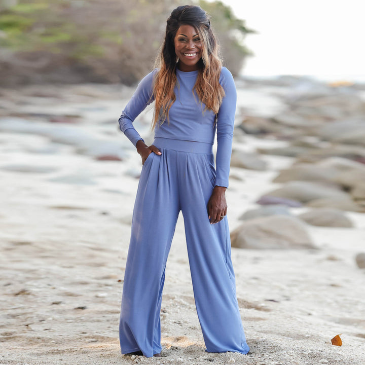 Kvinnor Elegant Jumpsuit med Vid Ben och Långa Ärmar Mirla-Eva Jonsson