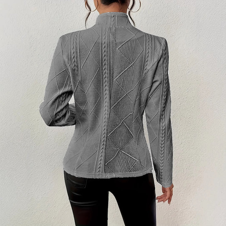 Kvinnor Elegant Kofta med strukturerad design och dekorativa knappar Mirla-Eva Jonsson