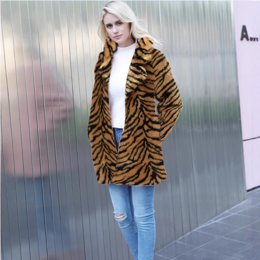Kvinnor Elegant Konstpälsjacka i Tigerprint-design Mirla-Eva Jonsson