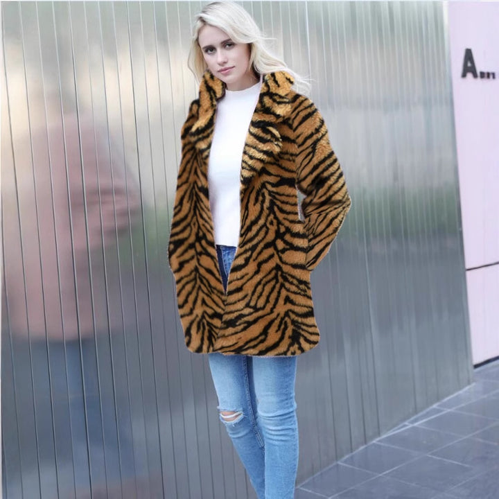 Kvinnor Elegant Konstpälsjacka i Tigerprint-design Mirla-Eva Jonsson