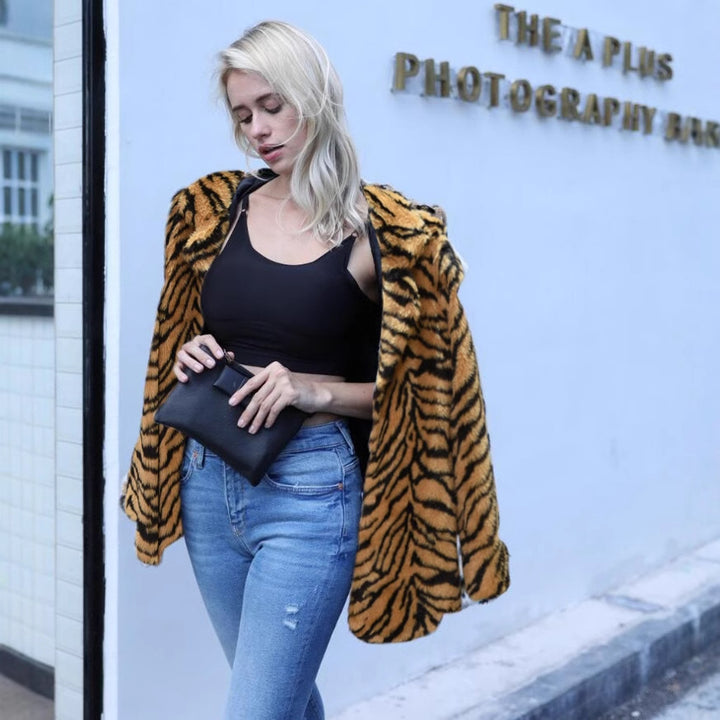 Kvinnor Elegant Konstpälsjacka i Tigerprint-design Mirla-Eva Jonsson