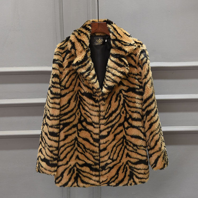 Kvinnor Elegant Konstpälsjacka i Tigerprint-design Mirla-Eva Jonsson