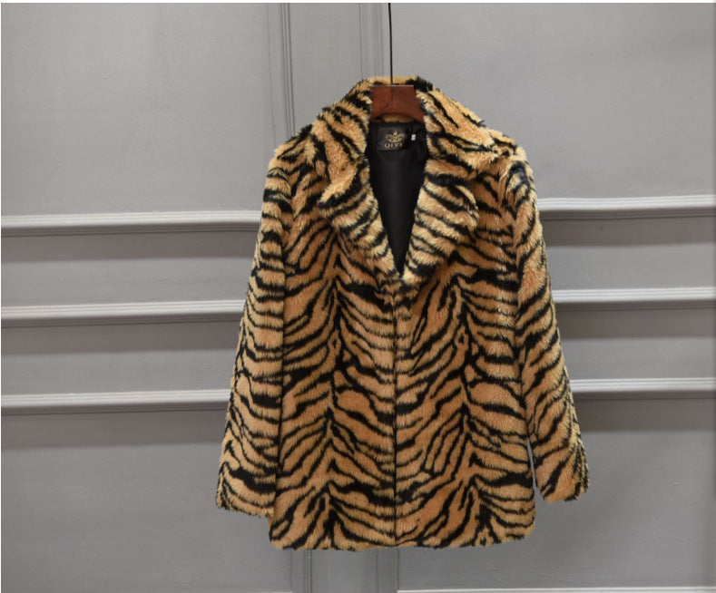 Kvinnor Elegant Konstpälsjacka i Tigerprint-design Mirla-Eva Jonsson