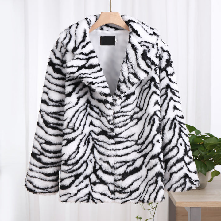 Kvinnor Elegant Konstpälsjacka i Tigerprint-design Mirla-Eva Jonsson