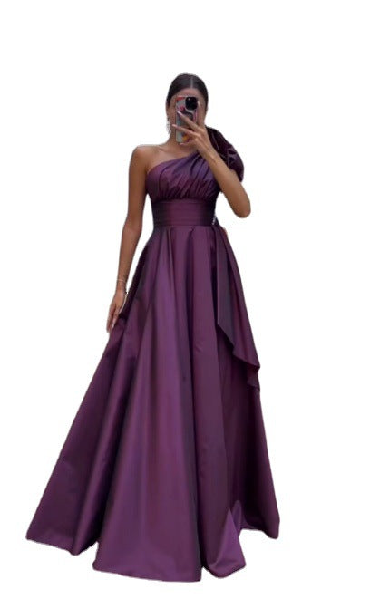 Kvinnor Elegant Kvällsklänning med Asymmetrisk Rem och Draperad Kjol-Eva Jonsson