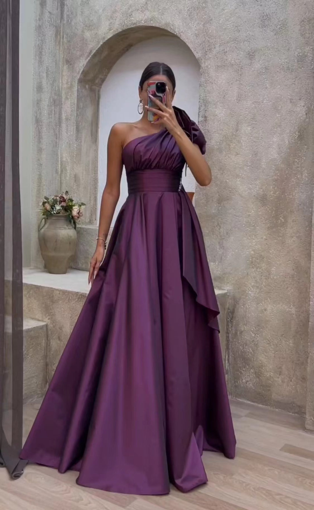 Kvinnor Elegant Kvällsklänning med Asymmetrisk Rem och Draperad Kjol-Eva Jonsson