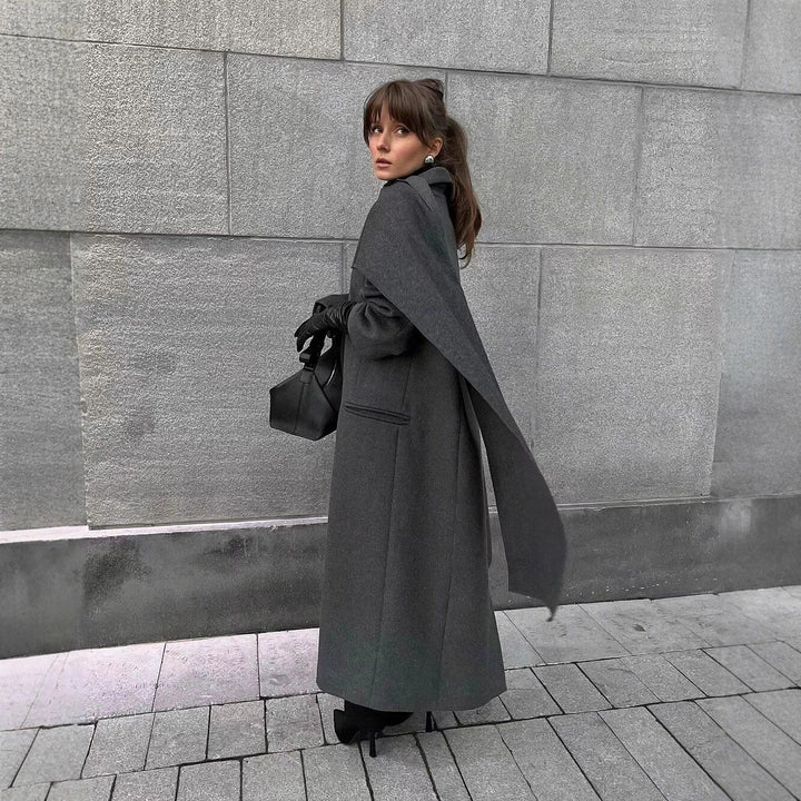 Kvinnor Elegant Lång Kappa med Ultra-Modern Krage och Praktiska Fickor Mirla-Eva Jonsson