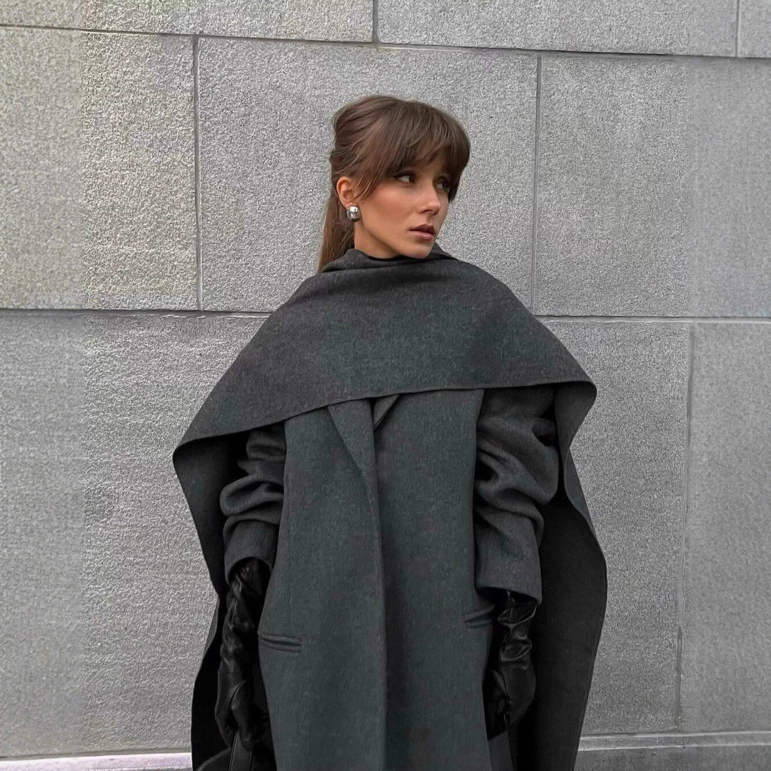 Kvinnor Elegant Lång Kappa med Ultra-Modern Krage och Praktiska Fickor Mirla-Eva Jonsson
