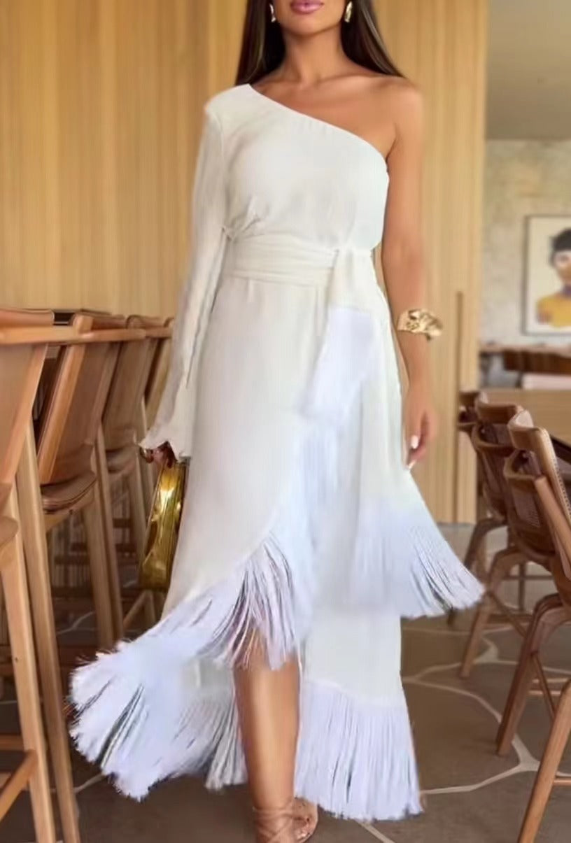 Kvinnor Elegant Maxi Klänning med Asymmetrisk Design och Fransade Detaljer-Eva Jonsson
