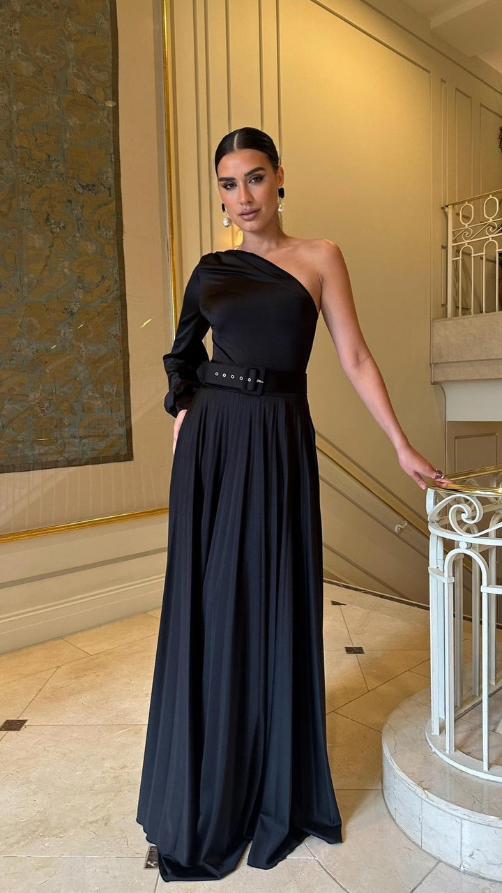 Kvinnor Elegant Maxi Klänning med Asymmetrisk Skärning och Åtsittande Bälte Mirla-Eva Jonsson