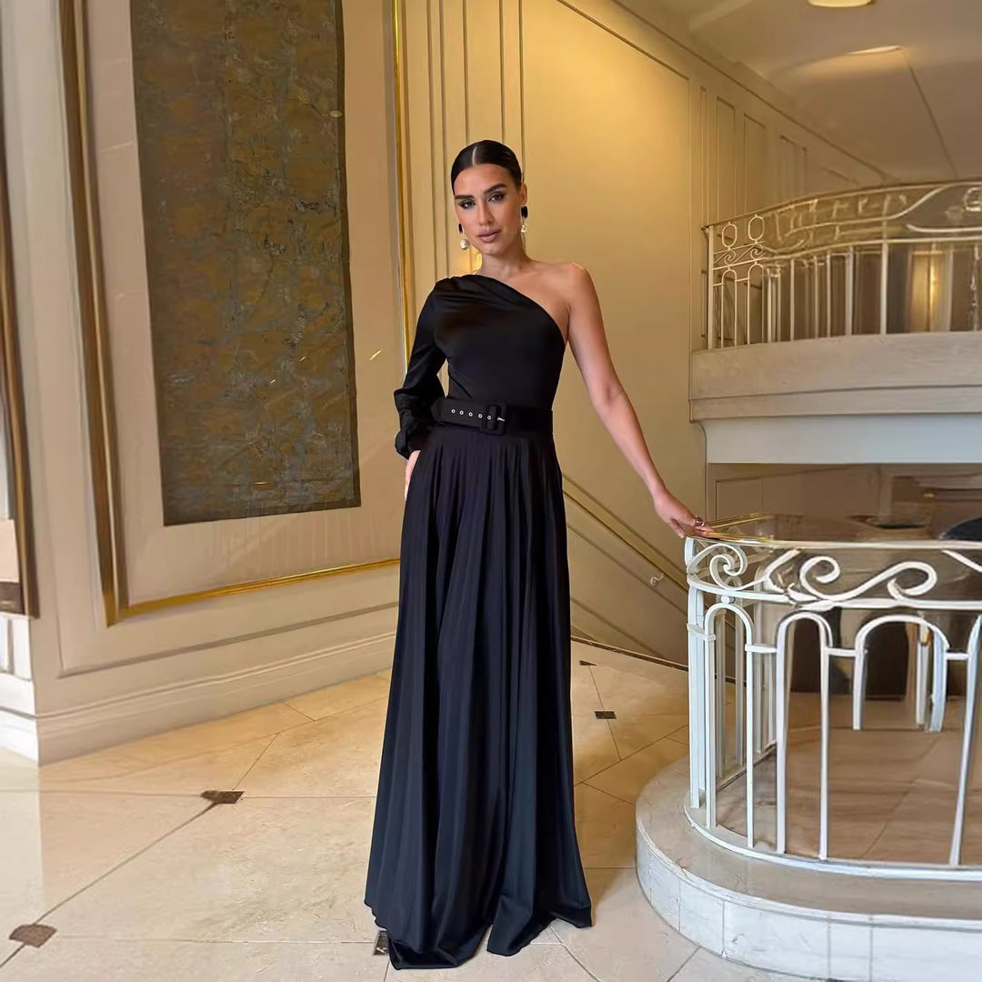 Kvinnor Elegant Maxi Klänning med Asymmetrisk Skärning och Åtsittande Bälte Mirla-Eva Jonsson