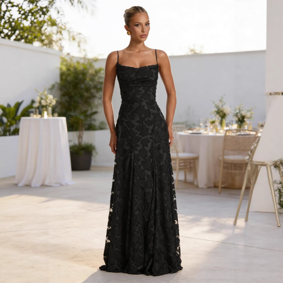 Kvinnor Elegant Maxi Klänning med Blommig Spets Design och Justerbara Spaghettiremmar Mirla-Eva Jonsson