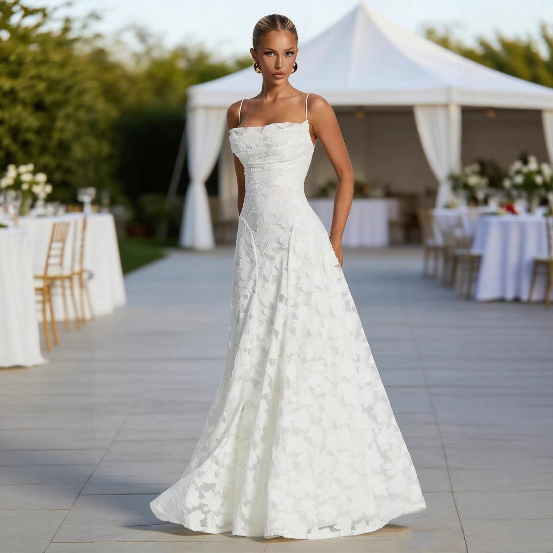 Kvinnor Elegant Maxi Klänning med Blommig Spets Design och Justerbara Spaghettiremmar Mirla-Eva Jonsson