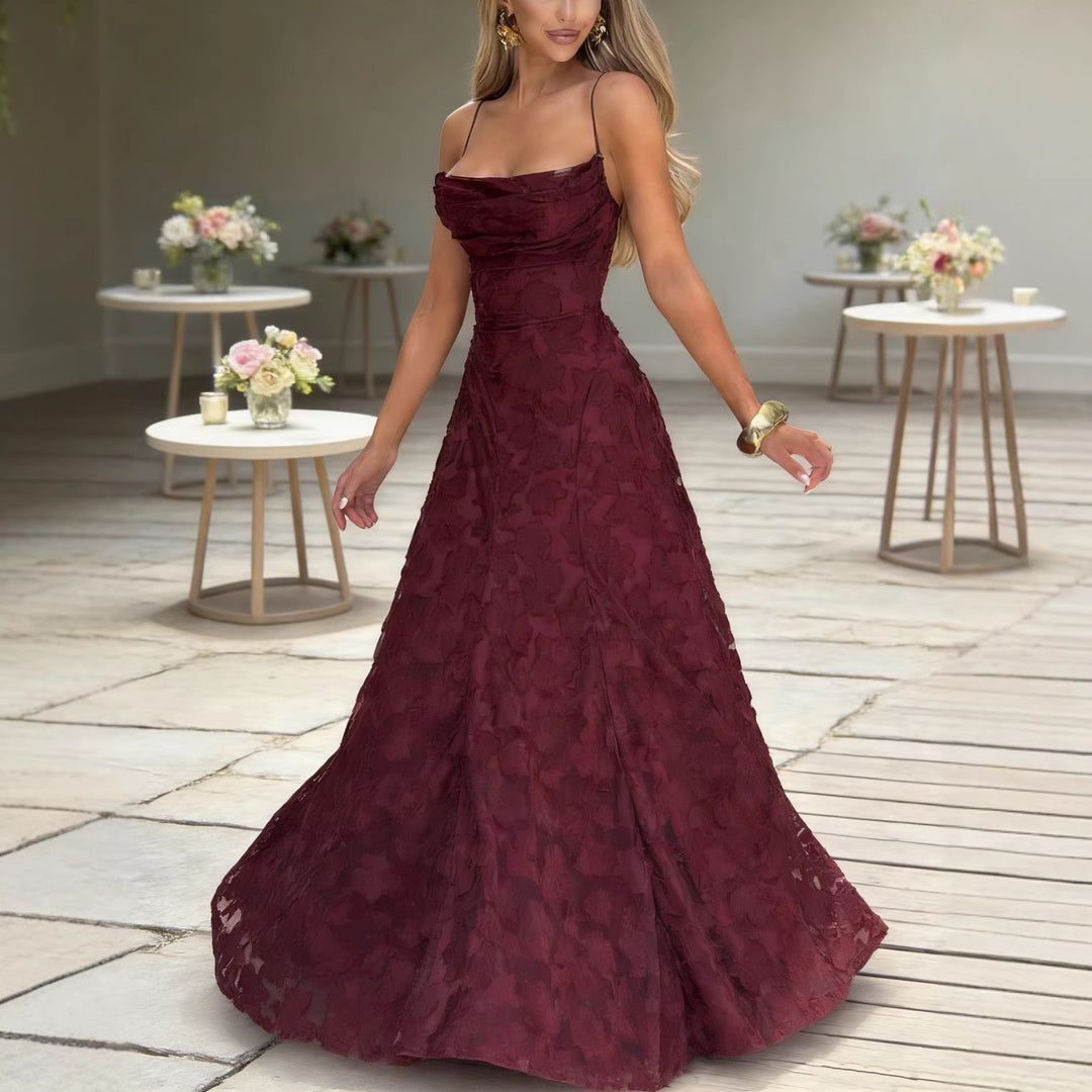 Kvinnor Elegant Maxi Klänning med Blommig Spets Design och Justerbara Spaghettiremmar Mirla-Eva Jonsson