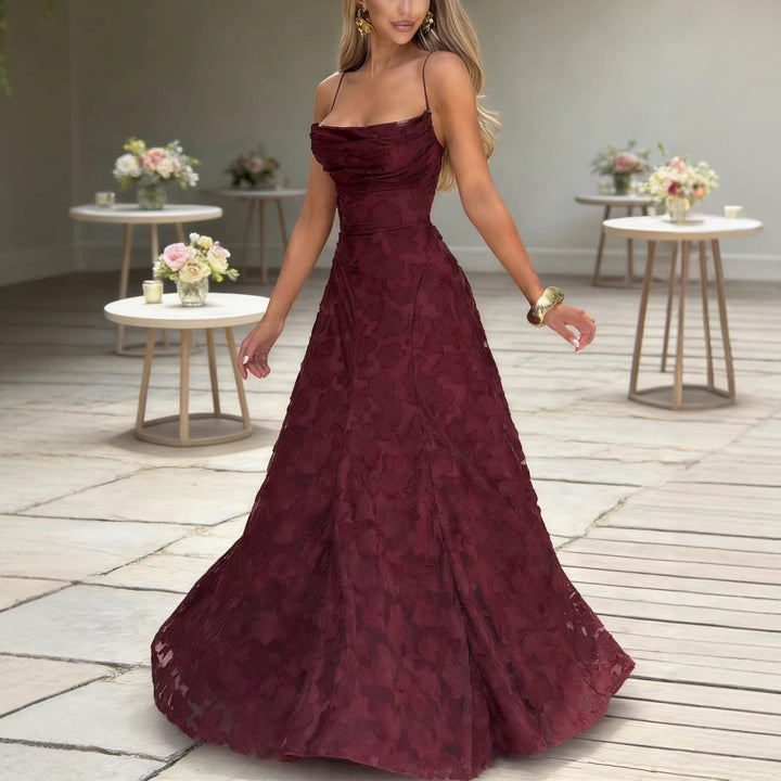 Kvinnor Elegant Maxi Klänning med Blommig Spets Design och Justerbara Spaghettiremmar Mirla-Eva Jonsson