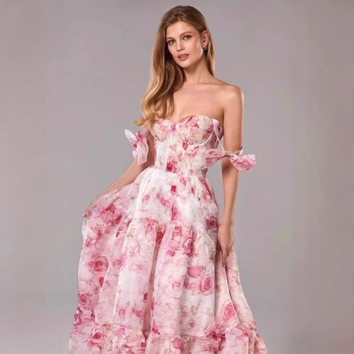 Kvinnor Elegant Maxi Klänning med Blomsterdetaljer och Rufsade Remmar Mirla-Eva Jonsson