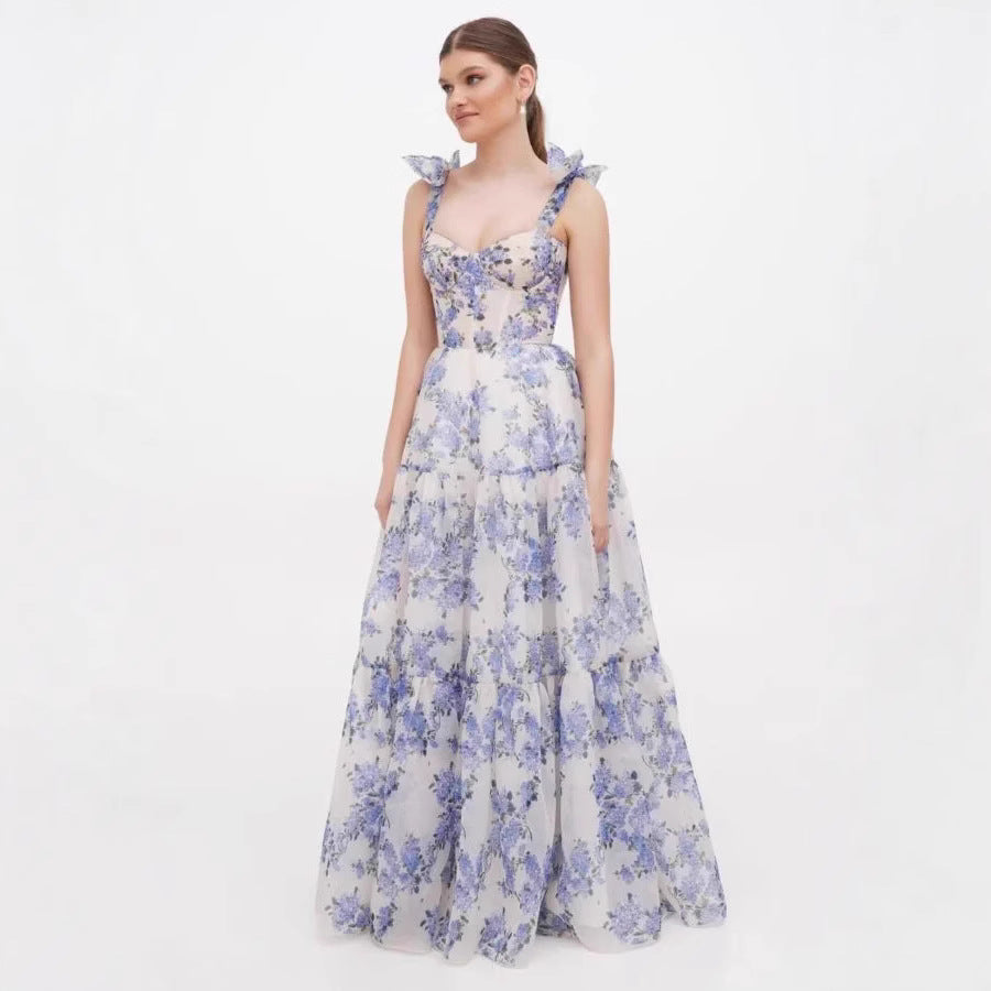 Kvinnor Elegant Maxi Klänning med Blomsterdetaljer och Rufsade Remmar Mirla-Eva Jonsson