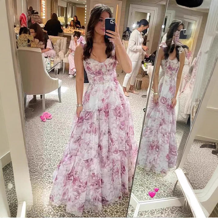 Kvinnor Elegant Maxi Klänning med Blomsterdetaljer och Rufsade Remmar Mirla-Eva Jonsson