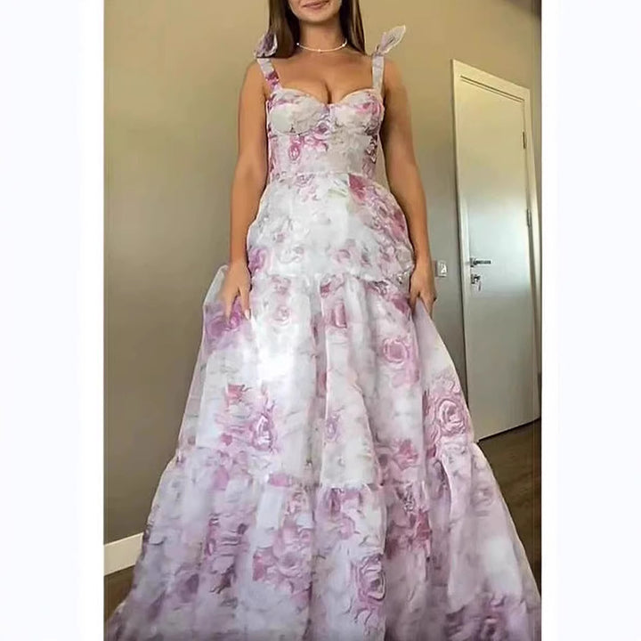 Kvinnor Elegant Maxi Klänning med Blomsterdetaljer och Rufsade Remmar Mirla-Eva Jonsson
