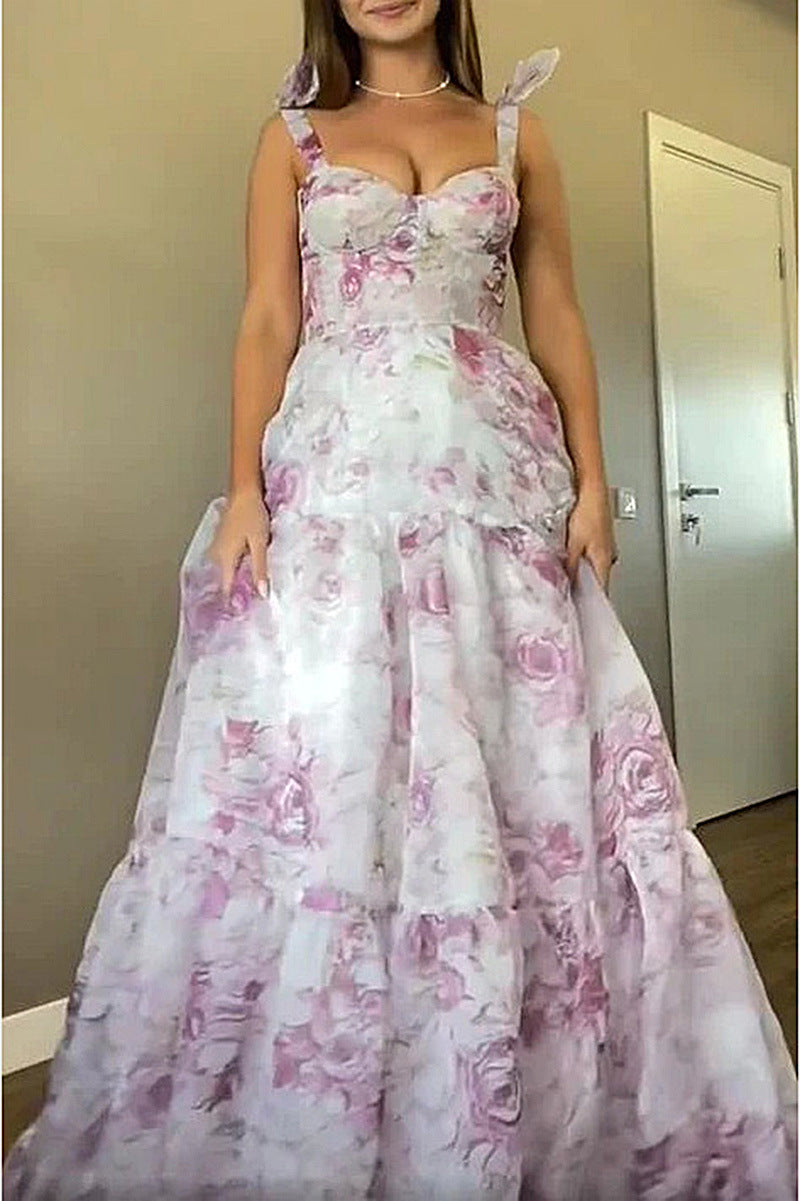 Kvinnor Elegant Maxi Klänning med Blomsterdetaljer och Rufsade Remmar Mirla-Eva Jonsson
