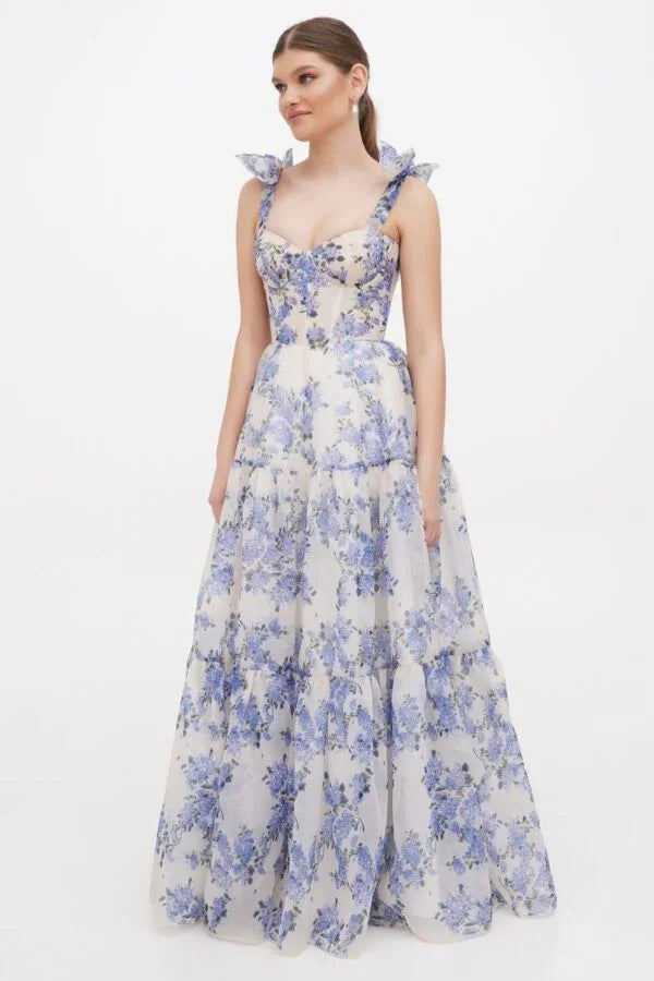 Kvinnor Elegant Maxi Klänning med Blomsterdetaljer och Rufsade Remmar Mirla-Eva Jonsson