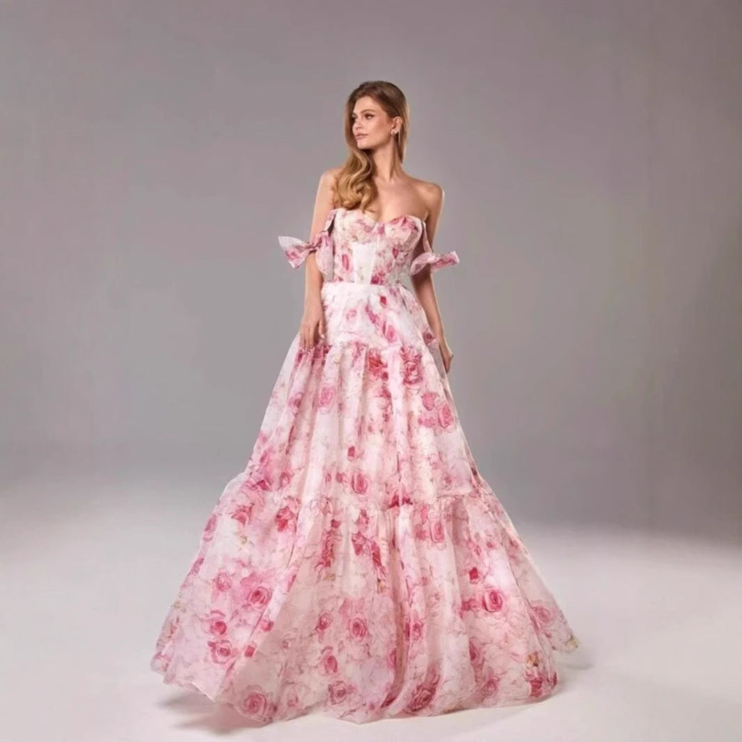 Kvinnor Elegant Maxi Klänning med Blomsterdetaljer och Rufsade Remmar Mirla-Eva Jonsson