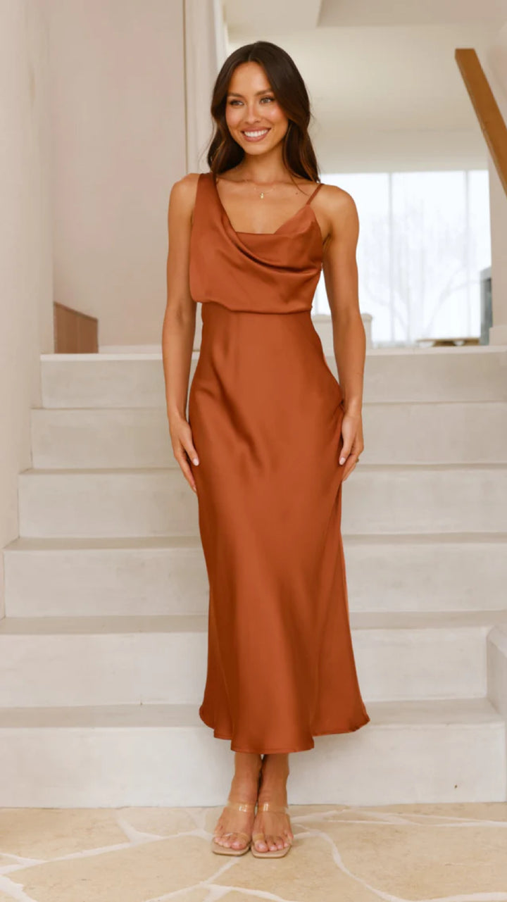 Kvinnor Elegant Maxi Klänning med Draperad Topp och Slank Silhuett Mirla-Eva Jonsson