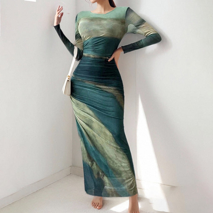 Kvinnor Elegant Maxi Klänning med Fina Draperingseffekter och Lång Ärmar Mirla-Eva Jonsson