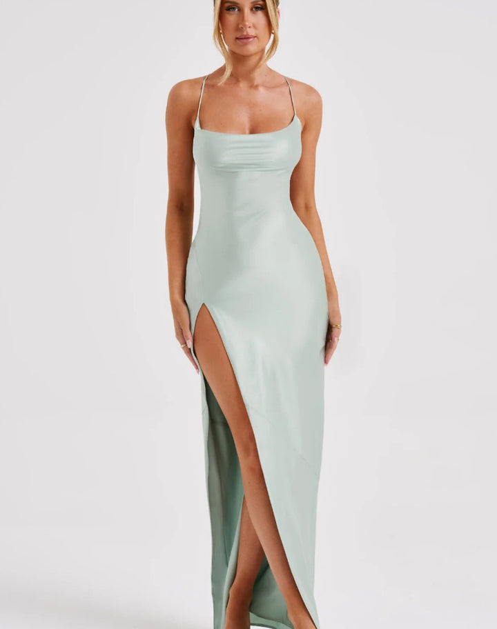 Kvinnor Elegant Maxi Klänning med Hög Slits och Smal Rem Design Mirla-Eva Jonsson